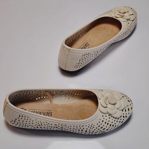 Harborsides Womens Cream Floral Perforated Ballet Flats Size 7W
